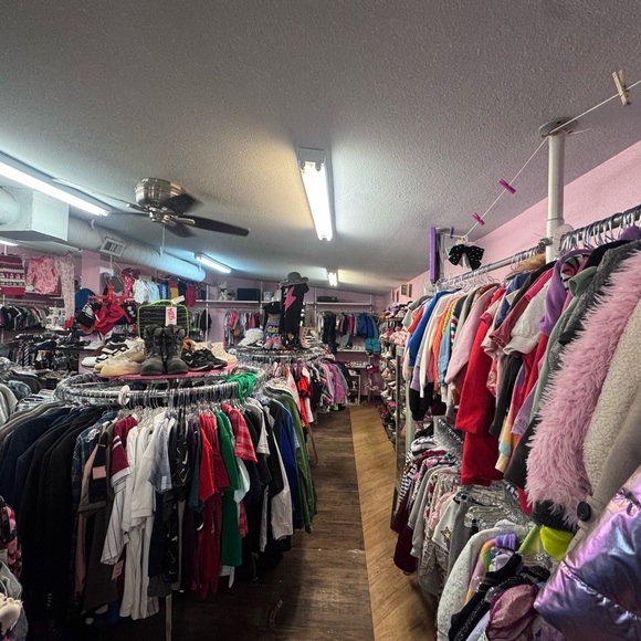 Meet your Posher, Hissyfits kids resale - Picture 2 of 3